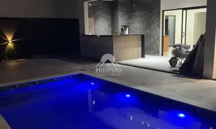 Casa sobrado em condomínio com 3 suítes, sendo 1 com closet, piscina e 2 vagas em Valinhos/SP