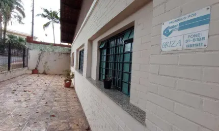 Casa térrea à venda no Parque Taquaral, em rua tranquila com linda praça na frente - Campinas/SP
