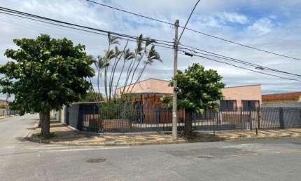 Casa de esquina com 4 quartos 2 banheiros 4 vagas a venda no Campos Eliseos em Campinas-SP