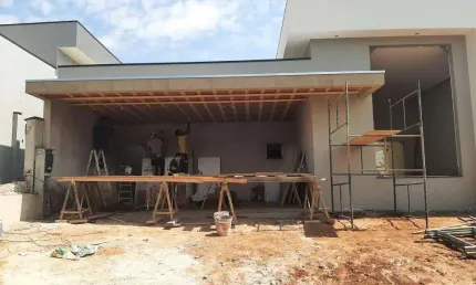CASA TÉRREA COM 3 SUÍTES, ESCRITÓRIO E PISCINA À VENDA EM CONDOMÍNIO DE PAULÍNIA