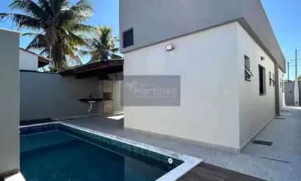 Oportunidade imperdível: Casa à venda em Itanhaém-SP, Bopiranga! 3 quartos, 2 suítes, 4 banheiros, 121m². Casa nova com piscina e fino acabamento, próximo ao mar!