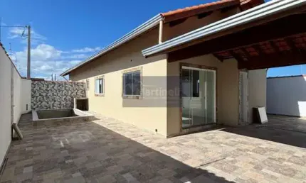 Imperdível casa à venda em Itanhaém-SP, com 2 quartos, 1 suíte, 1 sala, 2 banheiros, 3 vagas de garagem e 73,00 m² de área!