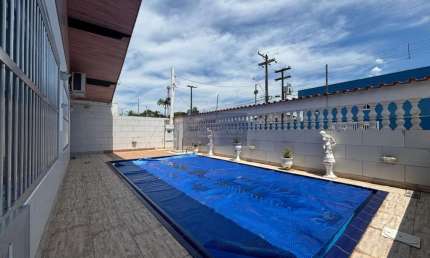 Imperdível residência de luxo à venda em Itanhaém-SP, Jardim Suarão! 3 quartos, 3 suítes, 1 sala, 1 banheiro, 2 vagas, 250m². Venha conferir!
