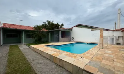 Casa à venda em Itanhaém-SP, no bairro Grandesp, com 3 quartos, 1 suíte, 1 sala, 3 banheiros, 4 vagas de garagem e 159,00 m².
