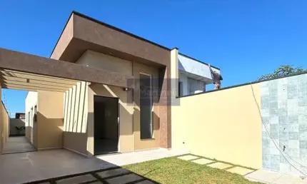 Casa nova com piscina diferenciada à venda em Itanhaém-SP, bairro Grandesp: 2 quartos, 1 suíte, 2 banheiros, 2 vagas, 70m². Imperdível!