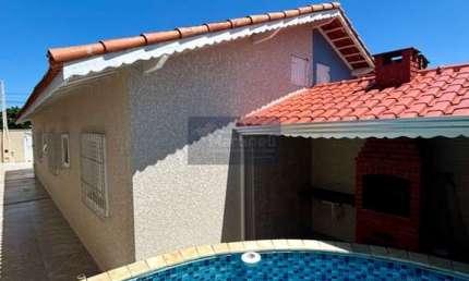 Imperdível oportunidade de casa à venda em Nova Itanhaém-SP: 2 quartos, 1 suíte, 1 sala, 2 banheiros, 2 vagas de garagem, 62m².