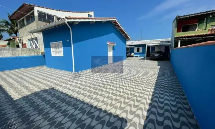 Casa à venda em Itanhaém-SP, no bairro Loty, 2 quartos, 2 salas, 2 banheiros, 2 vagas, 45,30 m² de área. Aproveite!