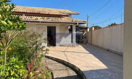 Casa à venda em Itanhaém-SP, bairro Tupy: 2 quartos, 1 suíte, 1 sala, 3 banheiros, 4 vagas de garagem, 84,01 m² de área.