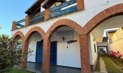Imperdível: Casa à venda em Itanhaém-SP, Centro - 4 quartos, 4 suítes, 2 salas, 7 banheiros, 10 vagas de garagem, 306m².