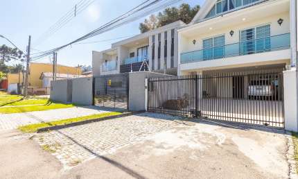 Sobrado Espaçoso e Bem Localizado com 4 Vagas de Garagem no Guabirotuba