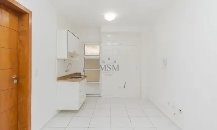 Apartamento térreo com sacada ampla, 1 dormitório e 1 vaga no Hugo Lange/Juvevê!