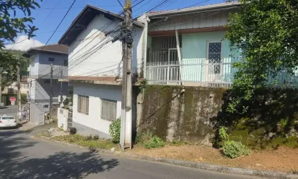 Imóvel com 4 apartamentos e 2 quitinetes - água verde