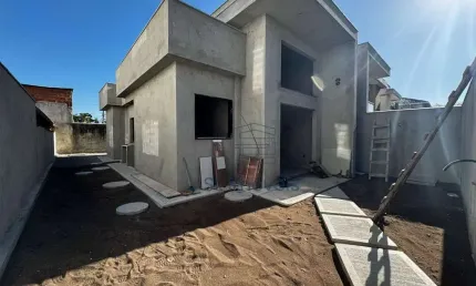 Casa linear independente com amplo quintal no bairro enseada das gaivotas  rio das ostras/rj!