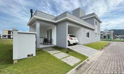 Belíssima casa de 3 dormitórios sendo 1 suíte, semi mobiliada no Delta Ville - Biguaçu - CA1371