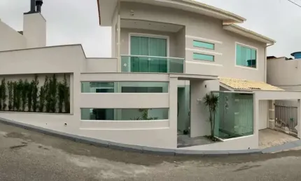 Casa com 4 quartos no bairro Estreito-  Florianópolis - CA941