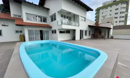 Casa para Venda - 800.16m², 5 dormitórios, sendo 2 suites, 6 vagas - Universitário