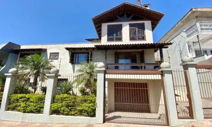Casa para Venda - 438m², 4 dormitórios, sendo 2 suites, 5 vagas - Jardim América
