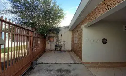Casa 03 dormitórios com 01 suíte em Vila Santana  -  Sorocaba