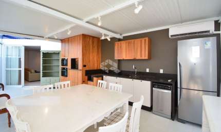 Apartamento semimobiliado com 3 quartos sendo 1 suíte, 2 vagas de garagem no bairro Coqueiros em Florianópolis/SC.