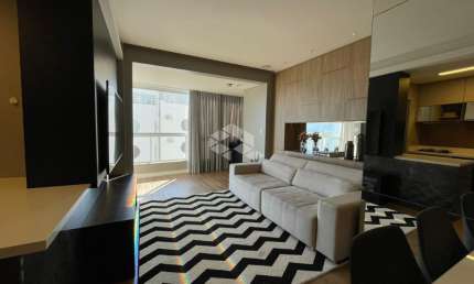 Apartamento com uma linda vista para o mar de  2 dormitórios, sendo 1 suíte, 2 vagas de garagem no bairro Coqueiros em Florianópolis/SC.