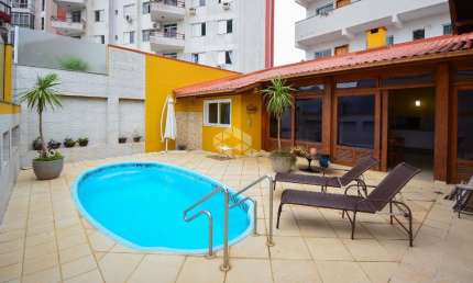 Casa residencial semimobiliada com 3 dormitórios e sendo 1 suíte, 2 vagas de garagem no Centro de Florianópolis/SC.