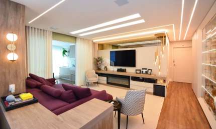Apartamento semimobiliado no bairro Centro próximo ao Shopping Beiramar com 3 suítes e 2 vagas de garagem.