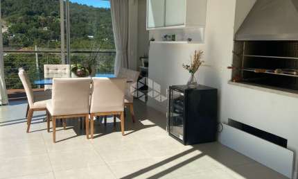 Casa residencial em condomínio fechado com 4 dormitórios, sendo 2 suítes, 2 vagas de garagem no bairro Itacorubi em Florianópolis/SC.
