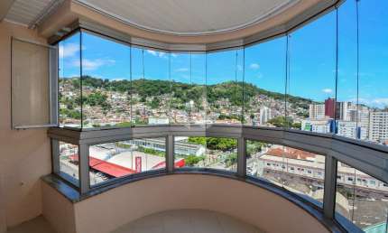 APARTAMENTO DUPLEX  COM 3 QUARTOS SENDO 1 SUÍTE E 1 VAGA DE GARAGEM NO CENTRO DE FLORIANÓPOLIS/SC