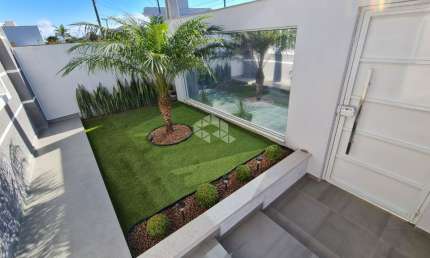 CASA COM 3 QUARTOS SENDO 1 SUÍTE E 2 VAGAS DE GARAGEM NO CARIANOS EM FLORIANÓPOLIS/SC
