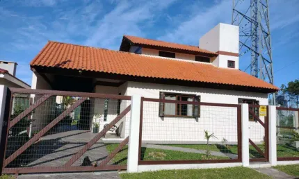 Casa 04 Dorm à venda no Bairro VILLAGE com 151 m² de área privativa - 2 vagas de garagem