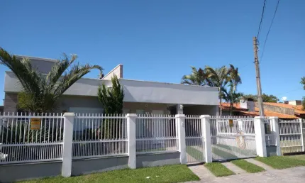 Casa 02 Dorm à venda no Bairro CAPÃO NOVO com 150 m² de área privativa - 1 vaga de garagem