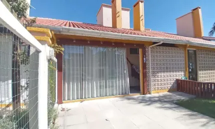 Sobrado geminado 2 dorm à venda no Bairro CAPÃO NOVO - 2 vagas de garagem