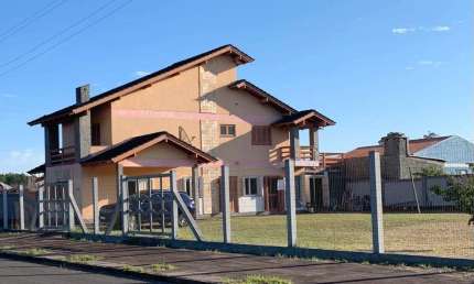 Sobrado 04 Dorm à venda no Bairro VILLAGE com 300 m² de área privativa - 4 vagas de garagem