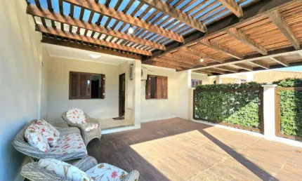 Casa 02 Dorm à venda no Bairro CAPÃO NOVO - 2 vagas de garagem