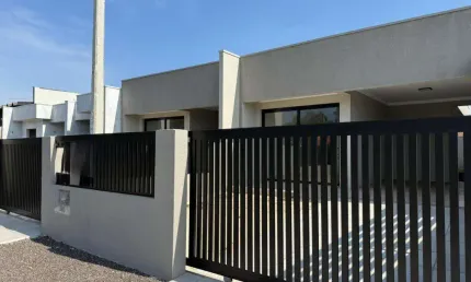 Casa 02 Dorm à venda no Bairro CAPÃO NOVO - 2 vagas de garagem