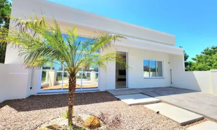 Casa 03 Dorm à venda no Bairro CAPÃO NOVO com 131 m² de área privativa - 2 vagas de garagem