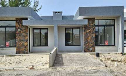 Casa 03 Dorm à venda no Bairro CAPÃO NOVO com 85 m² de área privativa - 2 vagas de garagem