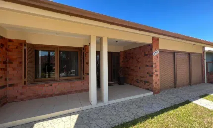 Casa 03 Dorm à venda no Bairro CAPÃO NOVO - 2 vagas de garagem