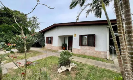 Casa 04 Dorm à venda no Bairro CAPÃO NOVO - 2 vagas de garagem