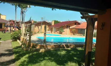 Sobrado 02 Dorm à venda no Bairro CAPÃO NOVO com 70 m² de área privativa - 2 vagas de garagem