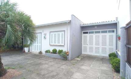 Casa 03 Dorm à venda no Bairro CAPÃO NOVO com 140 m² de área privativa - 2 vagas de garagem