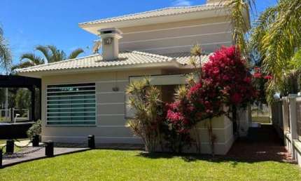 Casa 04 Dorm à venda no Bairro CAPÃO NOVO com 320 m² de área privativa - 2 vagas de garagem