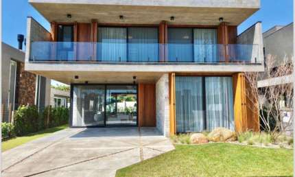 Casa 05 Dorm à venda no Bairro CAPÃO NOVO com 420 m² de área privativa - 2 vagas de garagem