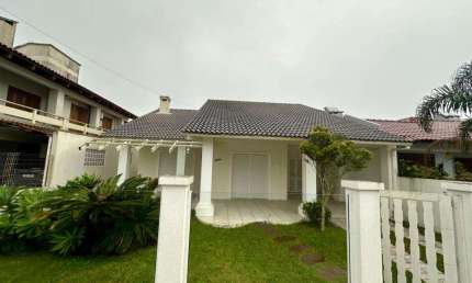 Casa 03 Dorm à venda no Bairro CAPÃO NOVO com 150 m² de área privativa - 2 vagas de garagem
