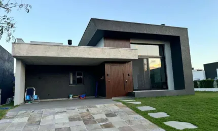 Casa 04 Dorm à venda no Bairro CAPÃO DA CANOA com 184 m² de área privativa - 2 vagas de garagem