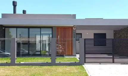 Casa 03 Dorm à venda no Bairro ARROIO TEIXEIRA com 137 m² de área privativa - 2 vagas de garagem