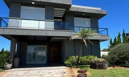 Casa 04 Dorm à venda no Bairro CAPÃO NOVO com 300 m² de área privativa - 2 vagas de garagem