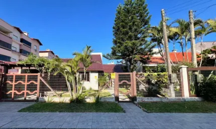 Casa 03 Dorm à venda no Bairro CAPÃO NOVO com 140 m² de área privativa - 1 vaga de garagem