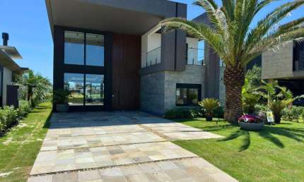 Casa 04 Dorm à venda no Bairro CAPÃO NOVO com 344 m² de área privativa - 2 vagas de garagem