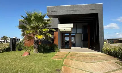 Casa 04 Dorm à venda no Bairro CURUMIM com 183 m² de área privativa - 2 vagas de garagem